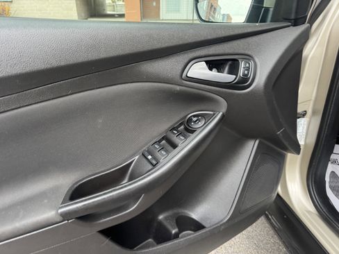 Used 2018 Ford Focus SE w/ SE Appearance Package image 12