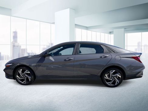 Used 2025 Hyundai Elantra Sport FWD image 2