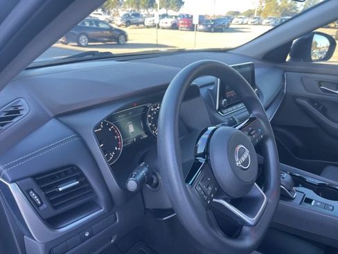 Used 2023 Nissan Rogue SV image 10