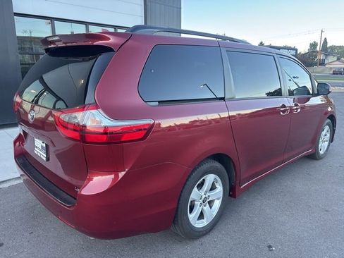 Used 2020 Toyota Sienna LE w/ LE Preferred Package image 9
