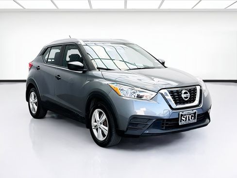 Used 2019 Nissan Kicks S FWD image 3