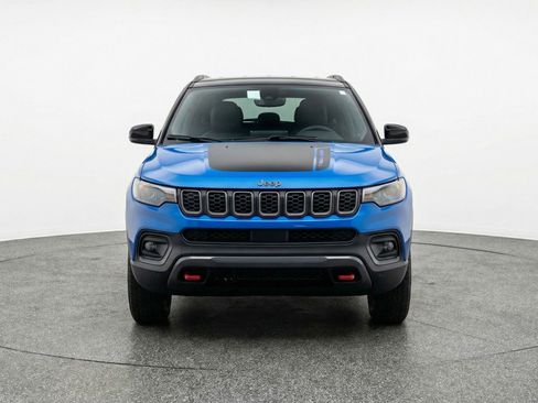Used 2025 Jeep Compass Trailhawk image 2