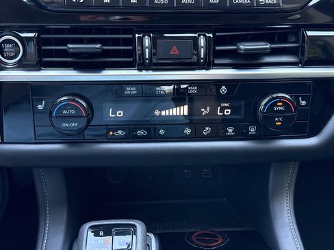 Used 2023 Nissan Pathfinder SL w/ SL Premium Package FWD image 29