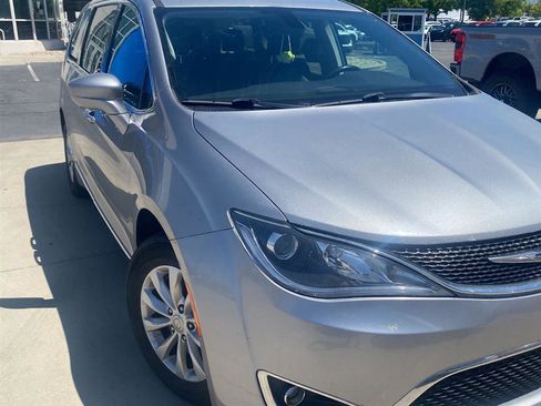 Used 2017 Chrysler Pacifica Touring-L FWD image 2