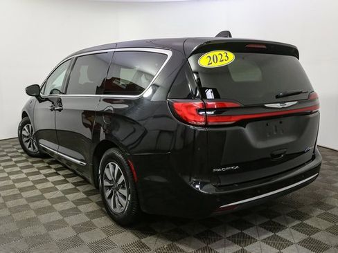 Used 2023 Chrysler Pacifica Limited image 7