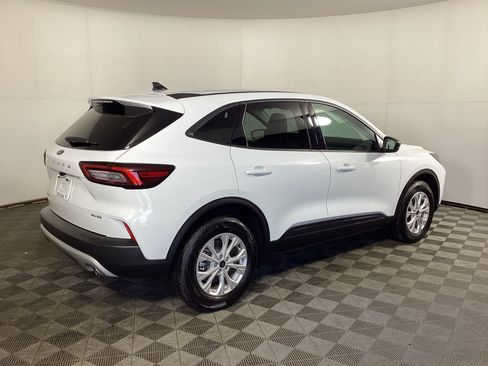 Used 2025 Ford Escape Active w/ Cold Weather Package AWD/4WD image 2