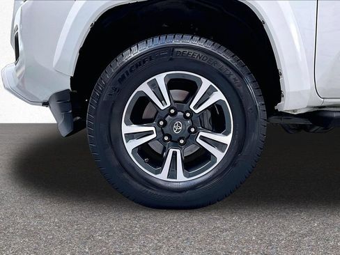 Certified 2017 Toyota Tacoma TRD Sport AWD/4WD image 37