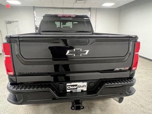 Used 2024 Chevrolet Silverado 2500 ZR2 w/ Technology Package image 9