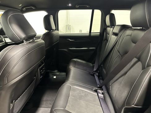 Used 2025 Jeep Grand Cherokee Altitude AWD/4WD image 32