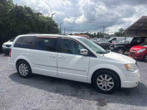 Used 2009 Chrysler Town & Country Touring FWD image 8
