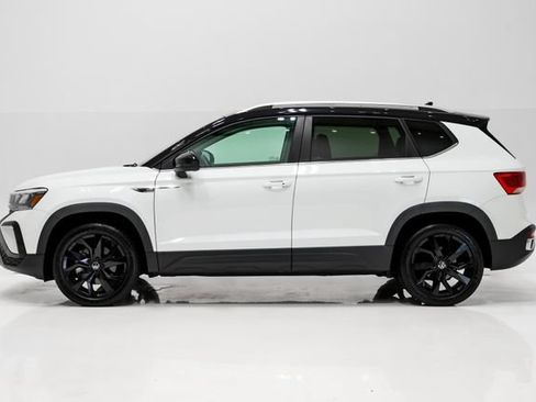 Used 2023 Volkswagen Taos SE w/ Panoramic Sunroof Package FWD image 28