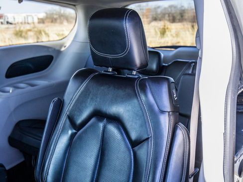 Used 2023 Chrysler Pacifica Touring-L image 22