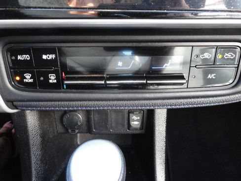 Used 2017 Toyota Corolla SE image 18