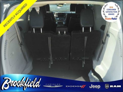 Used 2024 Chrysler Pacifica Select image 4