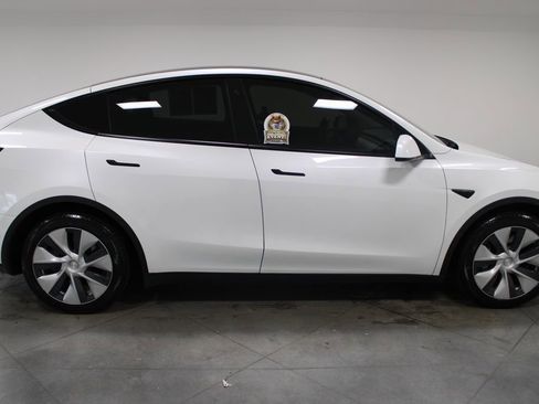 Used 2021 Tesla Model Y Long Range image 11