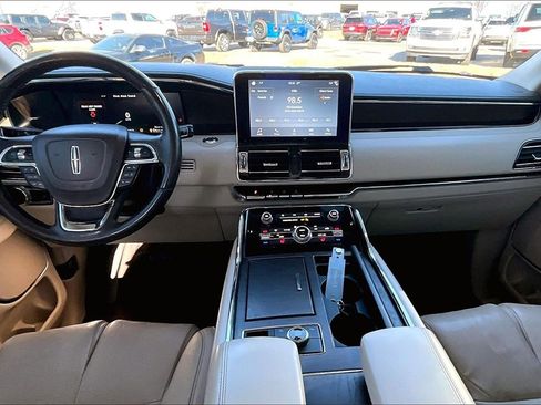 Used 2019 Lincoln Navigator Select image 12