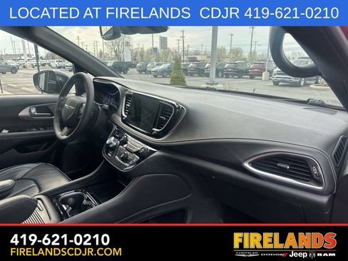 Used 2024 Chrysler Pacifica Limited w/ S Appearance Package FWD image 20