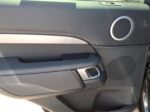 Used 2025 Land Rover Discovery Dynamic SE image 10