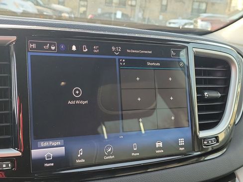 Used 2024 Chrysler Pacifica Touring-L image 8