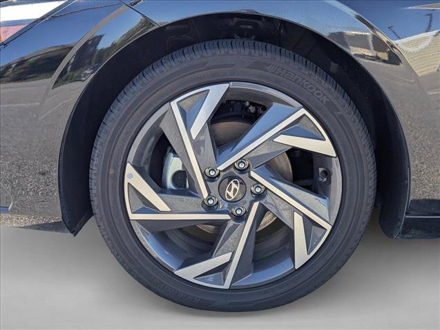 Certified 2025 Hyundai Elantra Limited FWD image 9