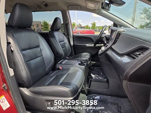 Used 2019 Toyota Sienna SE FWD image 13