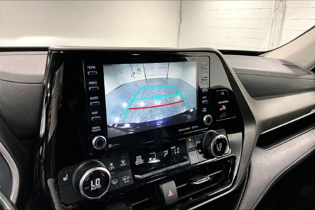 Used 2021 Toyota Highlander XLE AWD/4WD image 16