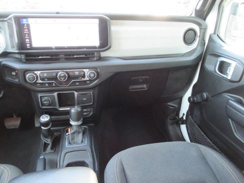 Certified 2024 Jeep Gladiator Sport AWD/4WD image 14
