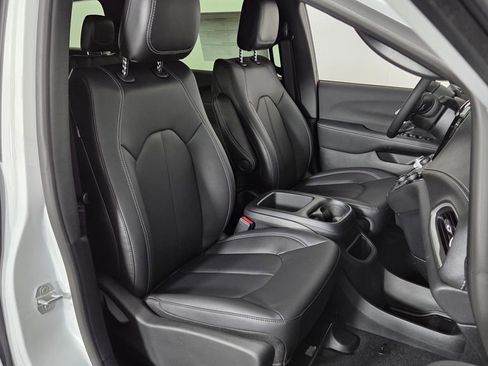 New 2026 Chrysler Pacifica Select image 39