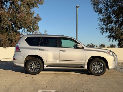 Used 2014 Lexus GX 460 image 2