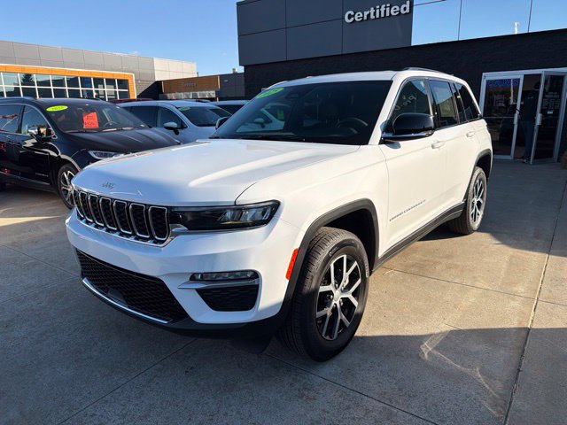 Certified 2025 Jeep Grand Cherokee Limited w/ Trailer Tow Package AWD/4WD image 3