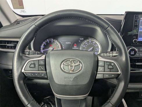 Used 2022 Toyota Highlander XLE AWD/4WD image 17