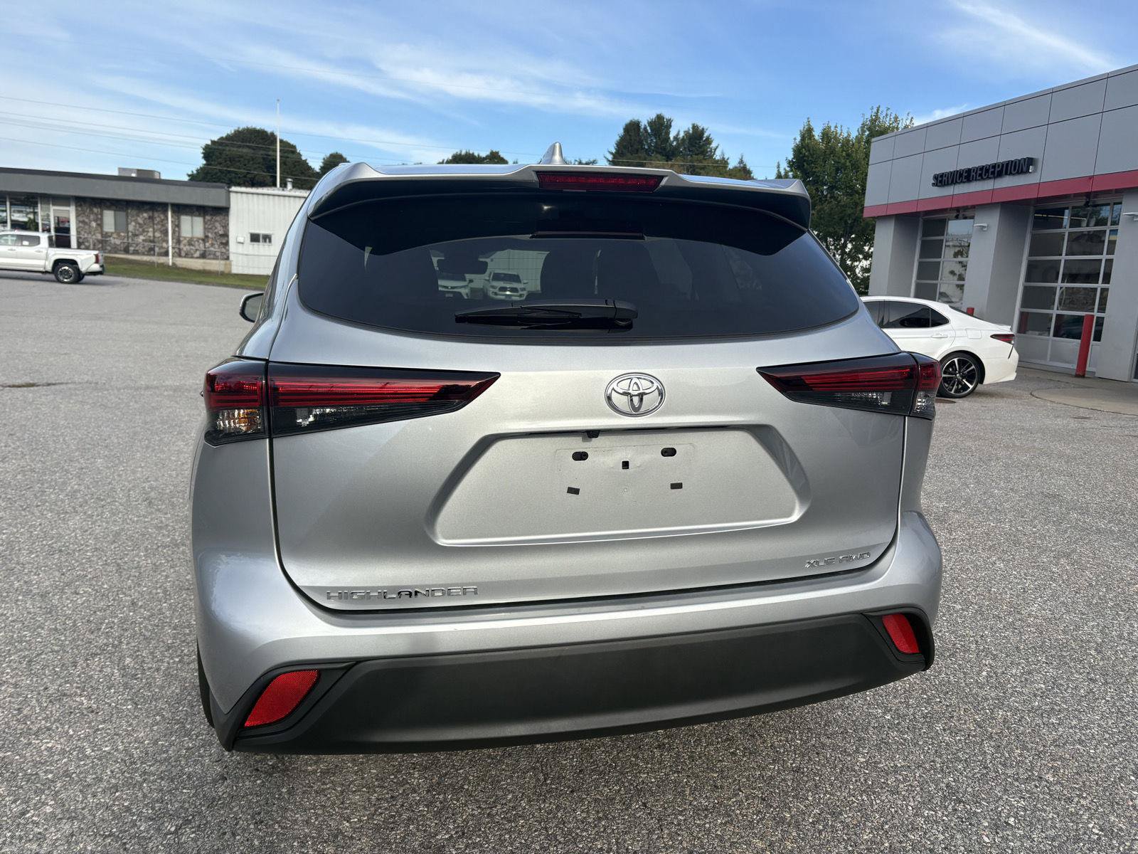 Used 2025 Toyota Highlander XLE AWD/4WD image 6