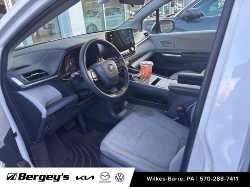 Used 2022 Toyota Sienna LE AWD/4WD image 6