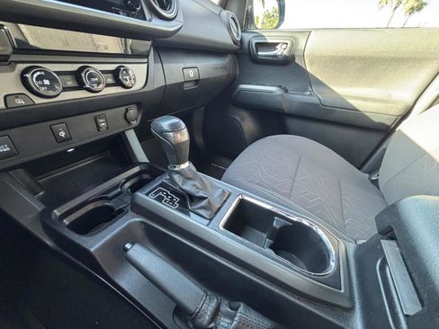 Used 2017 Toyota Tacoma TRD Off-Road image 8