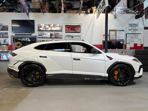 Used 2023 Lamborghini Urus Performante AWD/4WD image 4