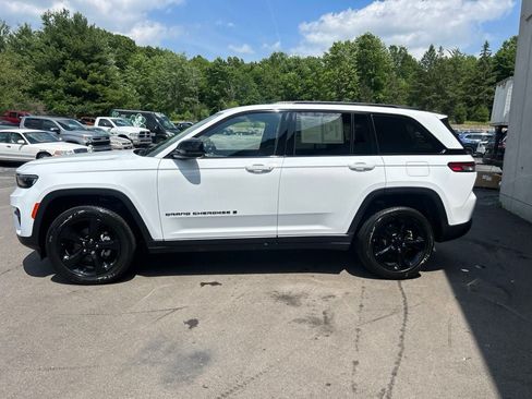 Used 2023 Jeep Grand Cherokee Altitude AWD/4WD image 3