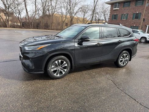Used 2021 Toyota Highlander XLE image 1