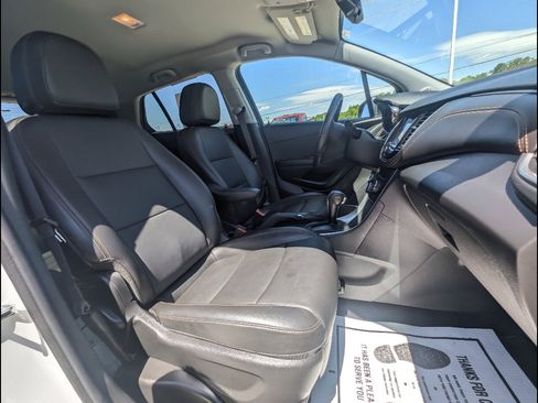 Used 2021 Chevrolet Trax LT w/ Redline Edition AWD/4WD image 19