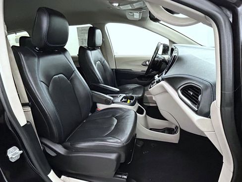 Used 2021 Chrysler Pacifica Touring-L image 15