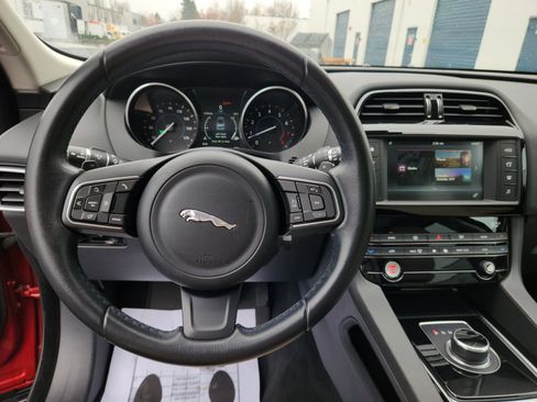 Used 2017 Jaguar F-PACE Premium image 8