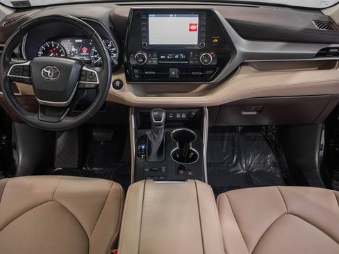 Used 2022 Toyota Highlander XLE image 18