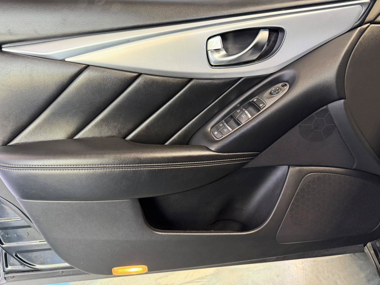 Used 2019 INFINITI Q50 Luxe w/ Essential Package (3.0T Luxe) AWD/4WD image 11