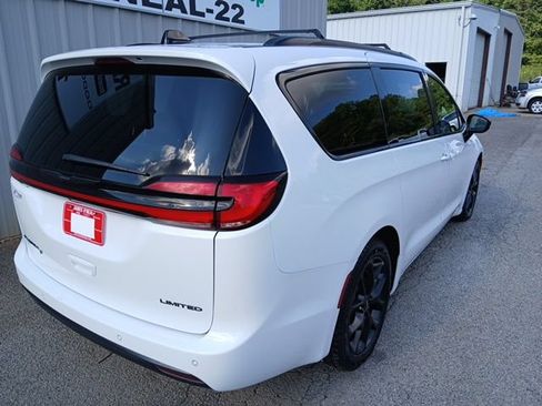 Used 2025 Chrysler Pacifica Limited FWD image 3