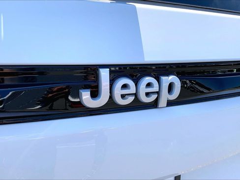 Certified 2024 Jeep Grand Cherokee Limited AWD/4WD image 8