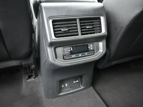 Used 2024 Volkswagen Atlas SE AWD/4WD image 32