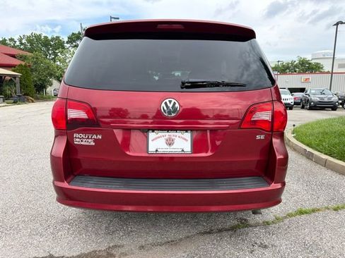 Used 2011 Volkswagen Routan SE FWD image 5