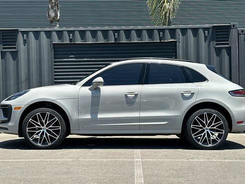Certified 2024 Porsche Macan AWD/4WD image 2