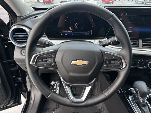 Used 2025 Chevrolet Trax LT w/ LT Convenience Package FWD image 18