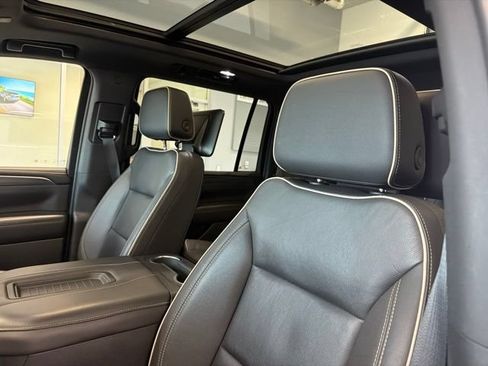 Used 2024 GMC Yukon XL SLT w/ SLT Luxury Package AWD/4WD image 18