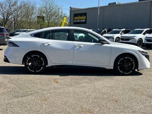 New 2026 Nissan Sentra SR w/ Floor Mat Package FWD image 44
